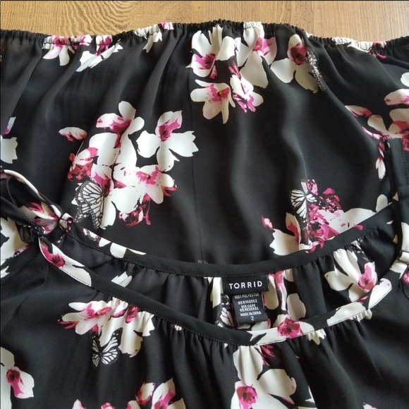 Torrid cold shoulder floral blouse - Picture 3 of 3